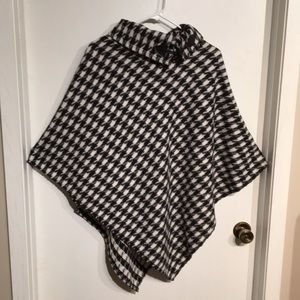 Houndstooth fleece poncho